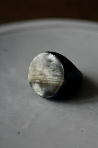 Round horn ring | Black Natural