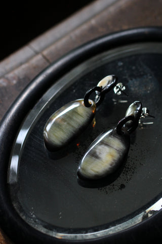 Natural pebble earrings | Black Horn