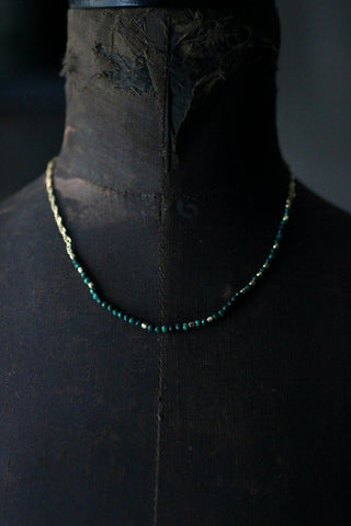 Short necklace with green malachite