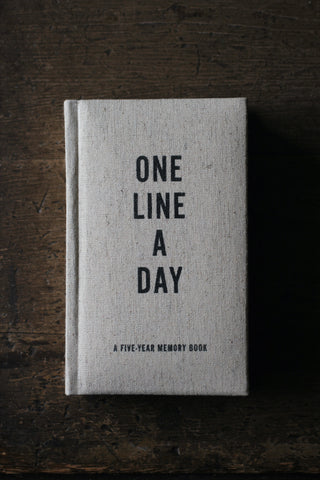 One Line a Day: A Five Year Memory Book (Canvas)