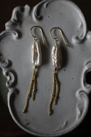 Earring with Biwa pearl and chain