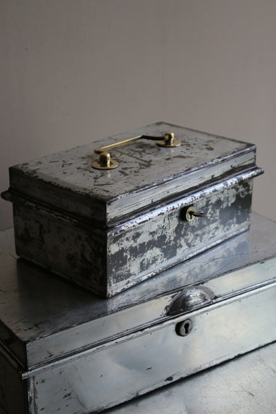 Vintage Cash Box with key | discoverattic